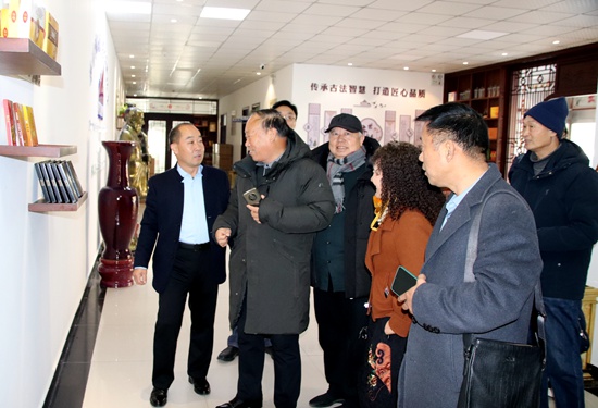 中原城乡文化研究院秦书祥一行到郑州佛山医疗器械有限公司考察调研